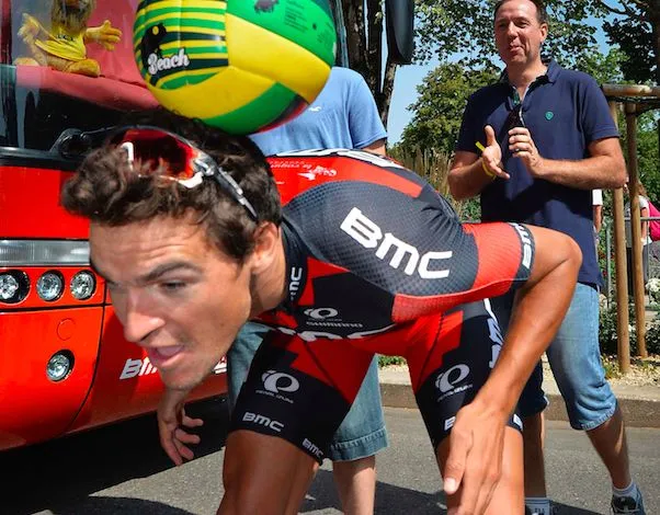 Van Avermaet, des claquettes, puis la bicyclette