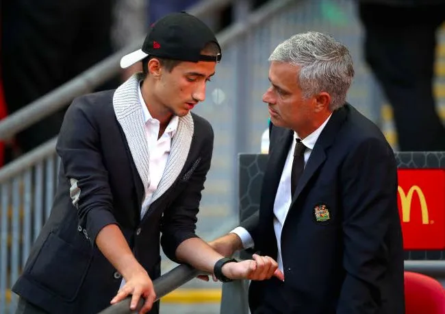 Mourinho Endort Un Journaliste Lors De Sa Conférence De Presse Community Shield Leicester 