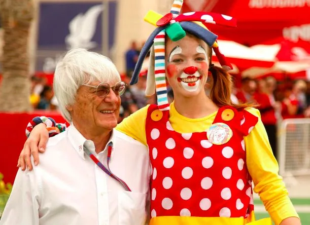 Des supporters défient leur équipe avec des nez de clown