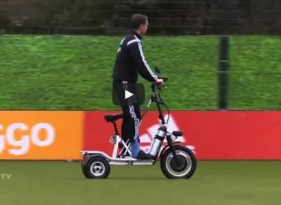 De Boer en mobylette à l&rsquo;entraînement de l&rsquo;Ajax