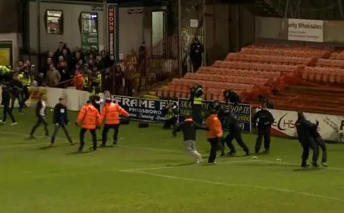 Bagarre générale entre supporters dans le derby de Dublin