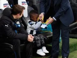 Quand le fils de Sissoko signe un autographe à Benítez