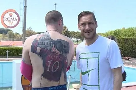 Un fan rencontre Totti grâce à son tatouage