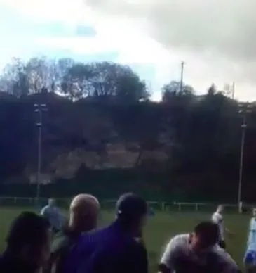 Une bagarre au pays de Galles entre un joueur et des supporters