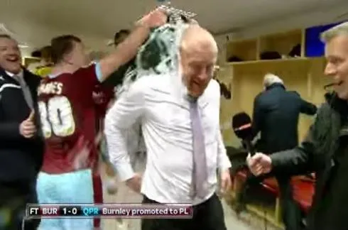 L’entraîneur de Burnley arrosé après la montée