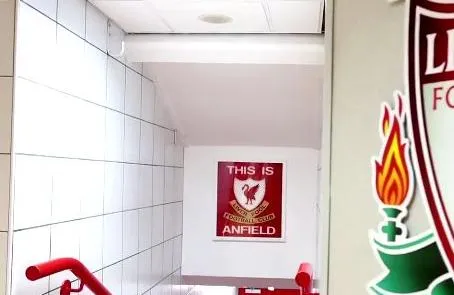 La plaque «<span style="font-size:50%">&nbsp;</span>This is Anfield<span style="font-size:50%">&nbsp;</span>» provisoirement enlevée