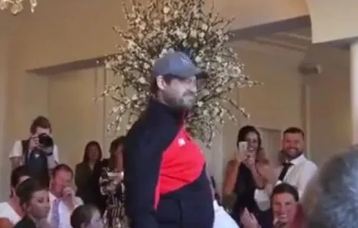 Un sosie de Klopp débarque au mariage d’un fan des Reds