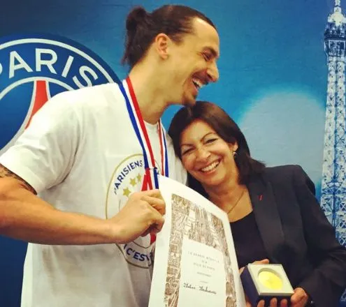 Ibra reçoit la médaille de la ville de Paris