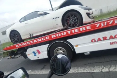 Pablo, sa Maserati et un employé de garage