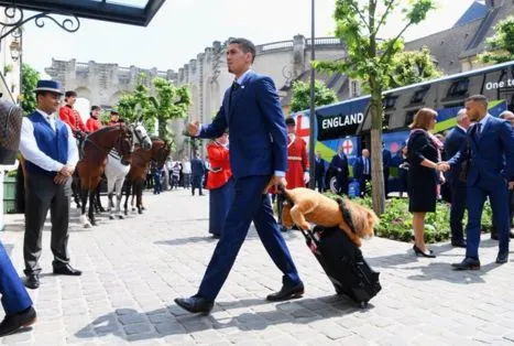 Chris Smalling et la mascotte des Anglais