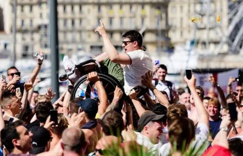 Les Anglais enflamment Marseille