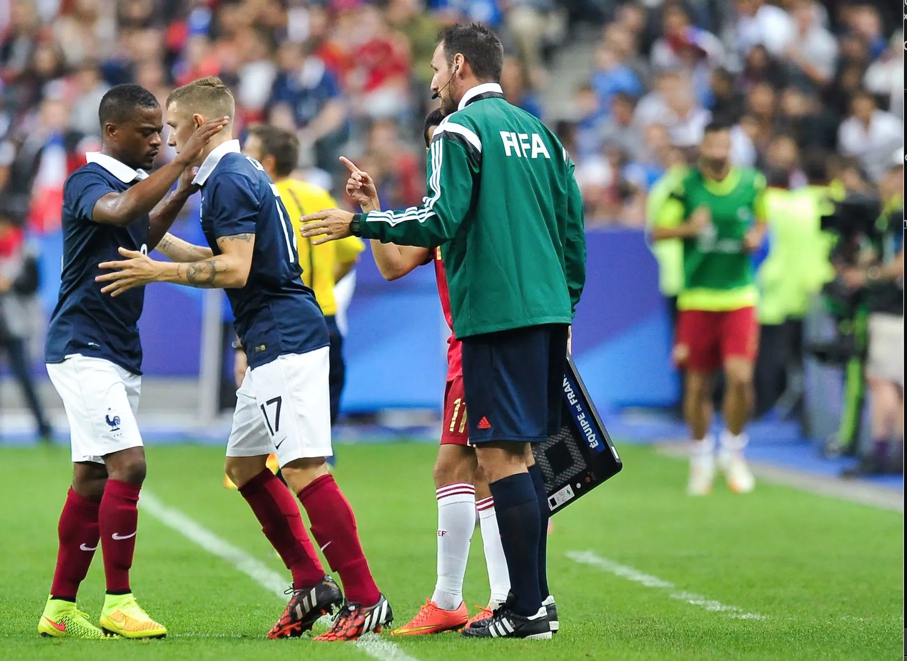 Trois hommes et un couloir