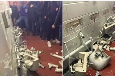 Les supporters de City défoncent les toilettes d’Old Trafford