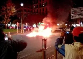 Un taxi cramé à côté du San Paolo en marge du Napoli-Dynamo Kiev