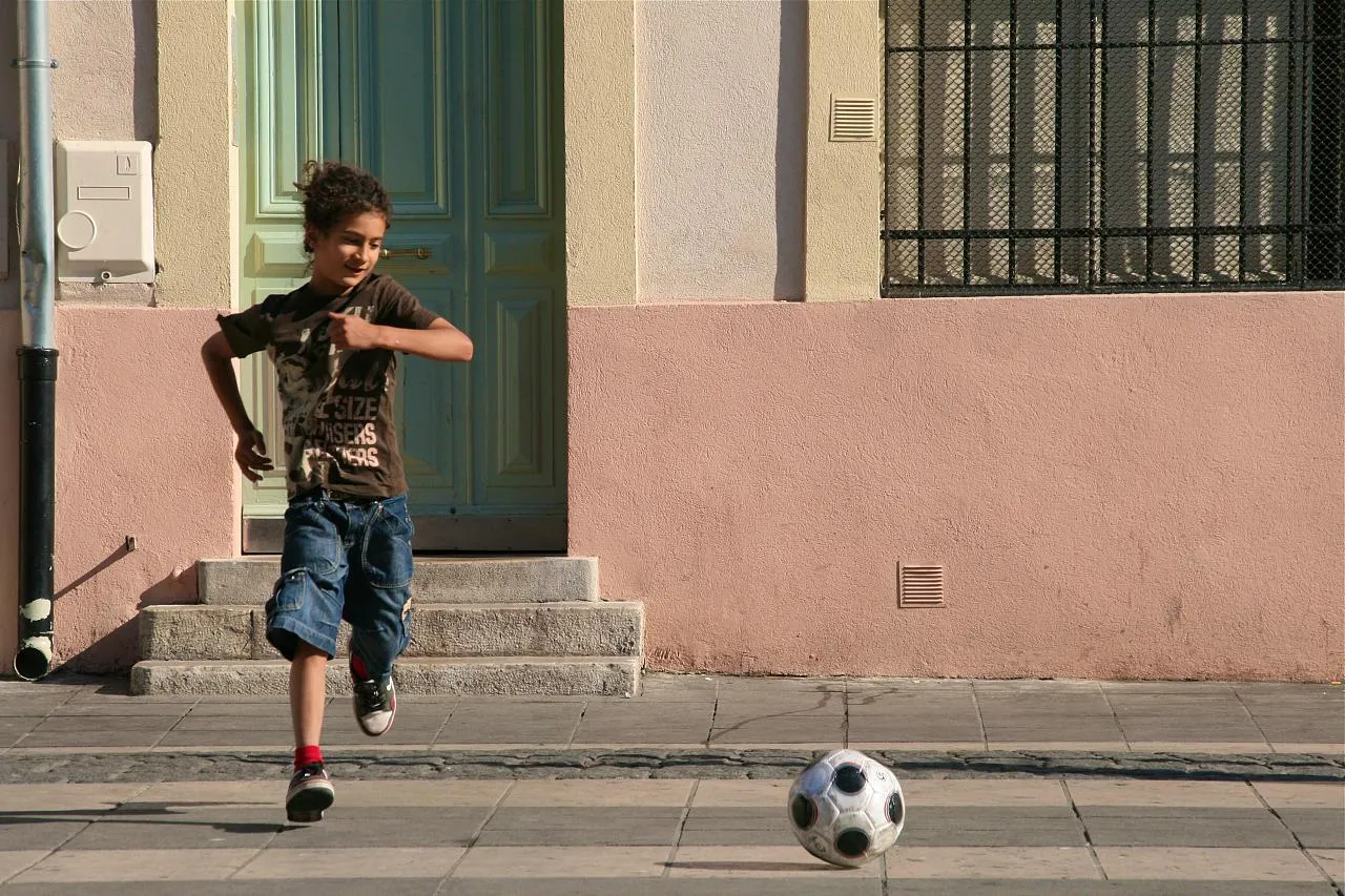 Tu sais que tu as joué au foot dans la rue quand&#8230;