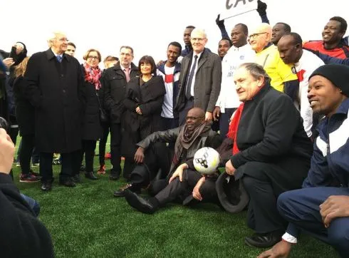 Thuram joue avec des réfugiés