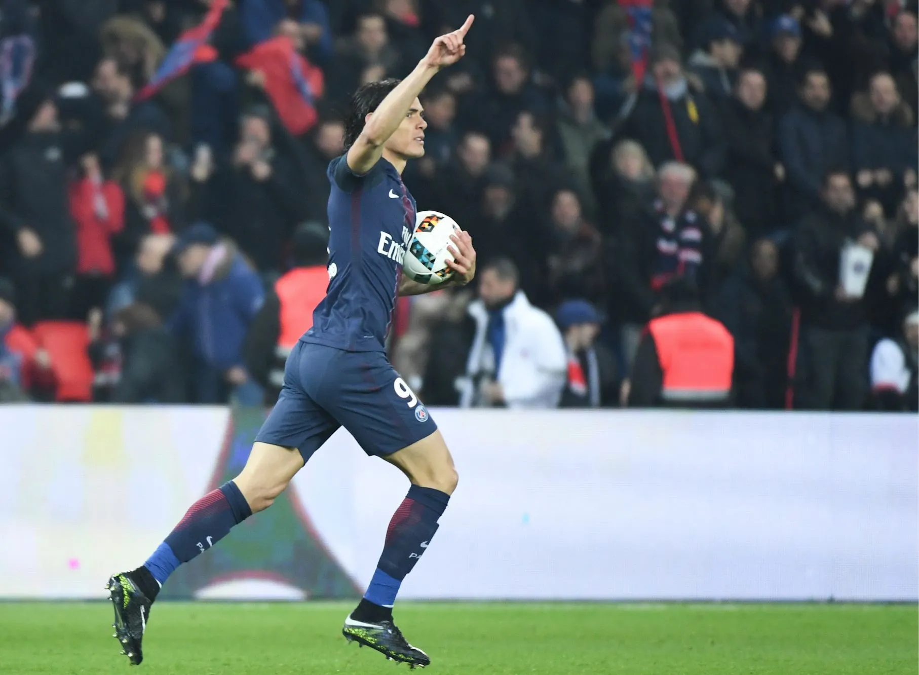 Cavani casse les ailes des Aiglons