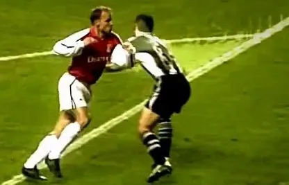 Nikos Dabizas : «<span style="font-size:50%">&nbsp;</span>Le but de Bergkamp ? J’ai pris part à une œuvre d’art<span style="font-size:50%">&nbsp;</span>»