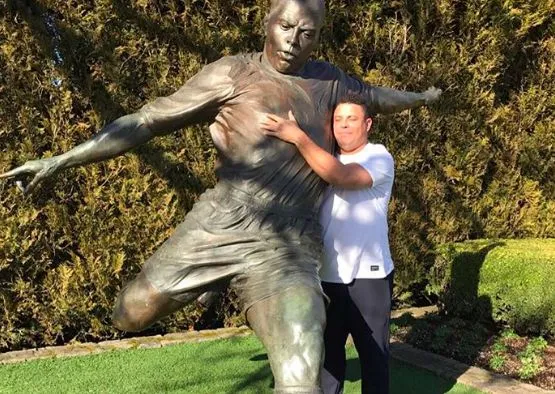 Ronaldo rend visite à sa statue