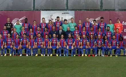 Le Barça fait sa photo officielle avec les féminines du club