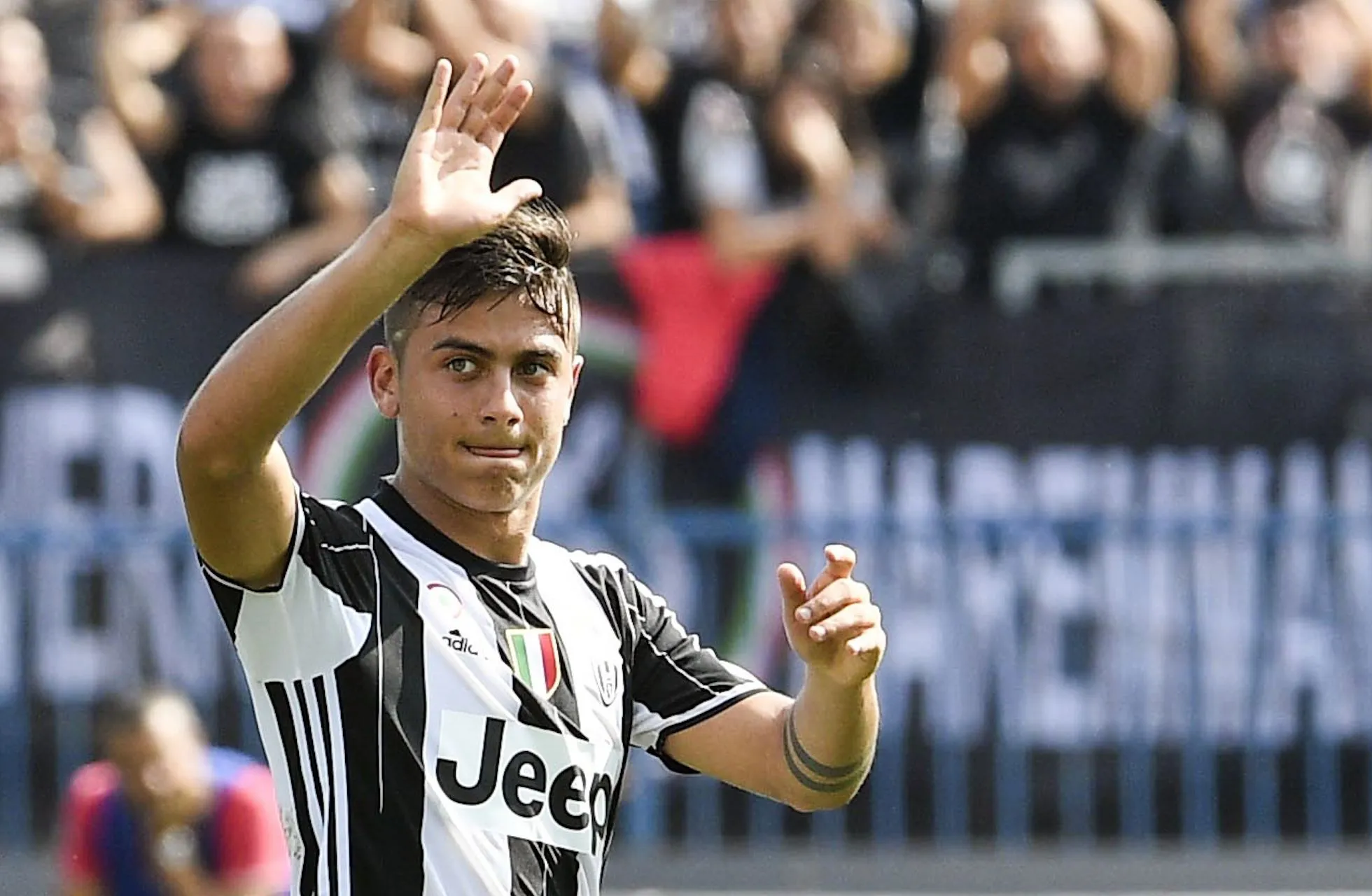 Dybala sort la Juve de sales draps