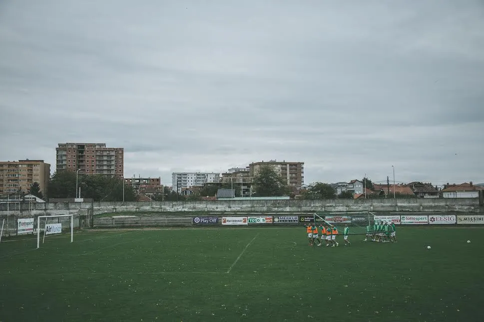 À Mitrovica, la ville est divisée en deux, son football aussi