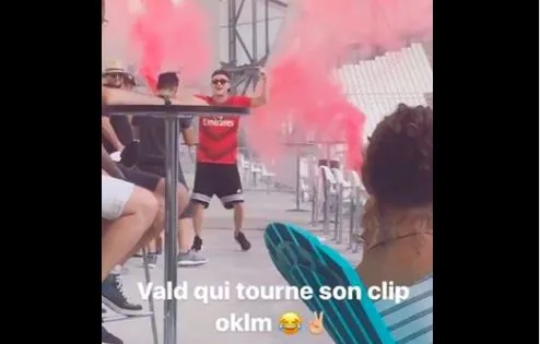 Vald tourne un clip au Vélodrome avec le maillot du PSG