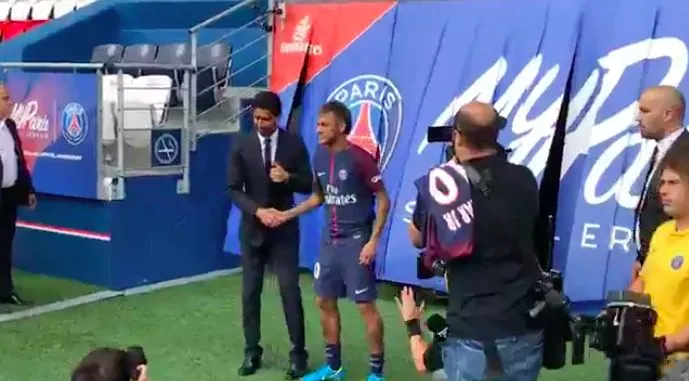 Vidéo live : Neymar foule la pelouse du Parc (via BRUT SPORT)