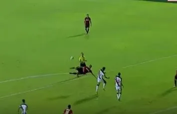 Le but acrobatique de Sport Recife