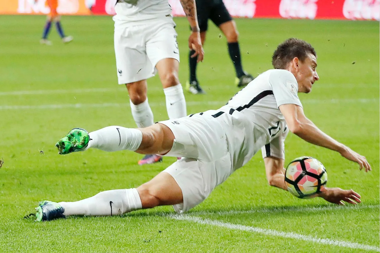 Les joueurs qui prennent le ballon dans les mains en tombant