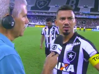 Un joueur de Botafogo apprend sa suspension en direct