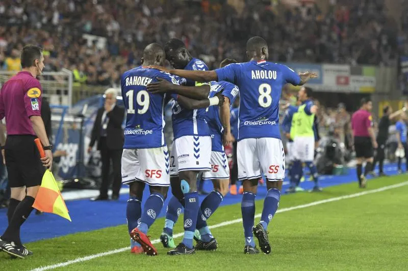 Strasbourg retourne Lyon et se maintient !