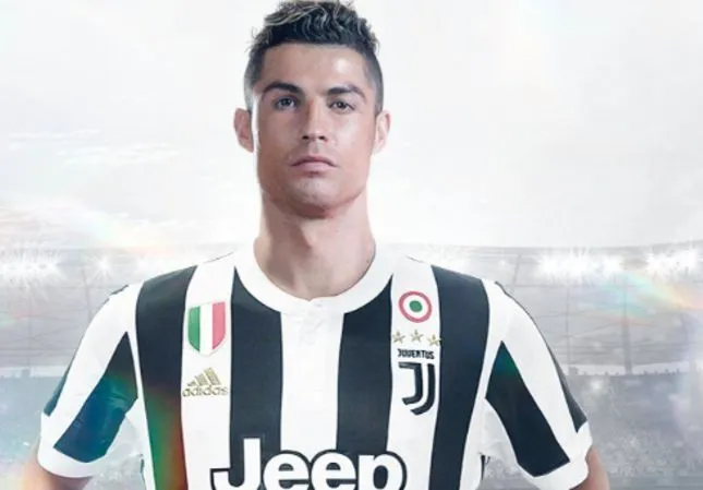 Cristiano Ronaldo signe à la Juventus