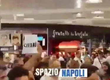 Des Napolitains ont attendu le retour de Cavani à l’aéroport