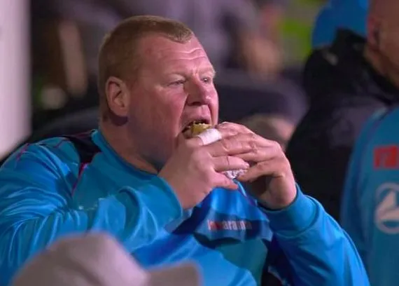 On a retrouvé le gardien qui avait mangé une tourte en plein match