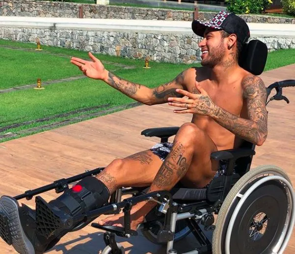 L&rsquo;hommage un peu gênant de Neymar à Stephen Hawking