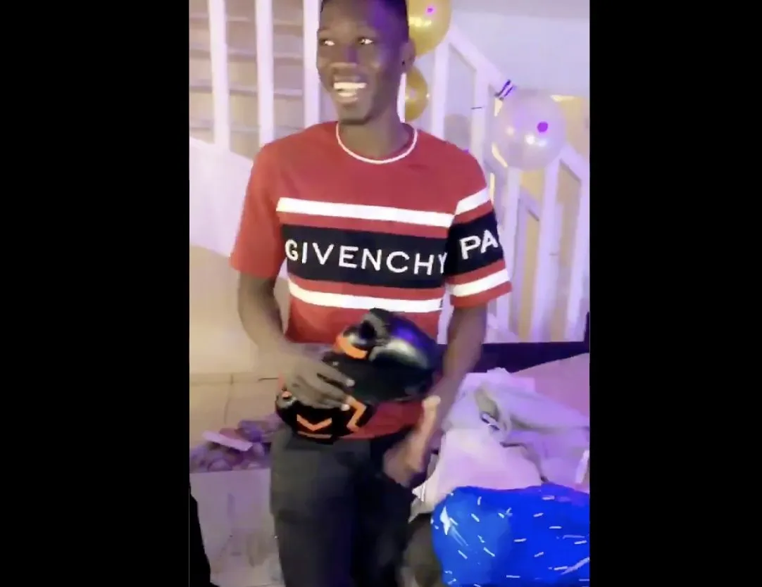 Les coéquipiers de Sarr lui offrent des gants de boxe