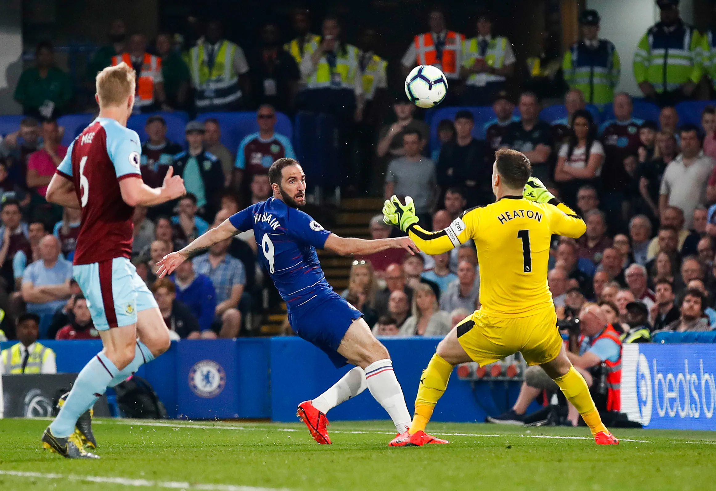 Burnley s&rsquo;accroche à Chelsea