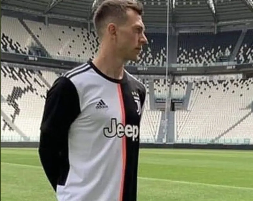 Posons-nous, et analysons ce nouveau maillot de la Juve