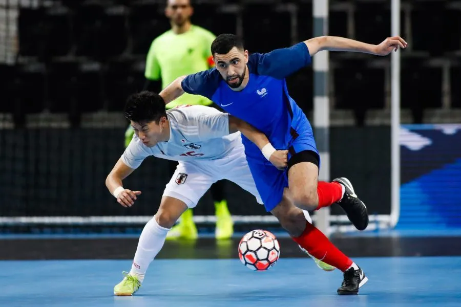 Aligner des joueurs de futsal sur un gazon, une fausse bonne idée