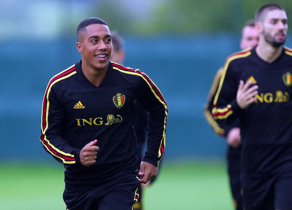 Youri Tielemans, en rouge et noir