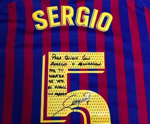 Busquets a offert un maillot dédicacé à Quique Setién