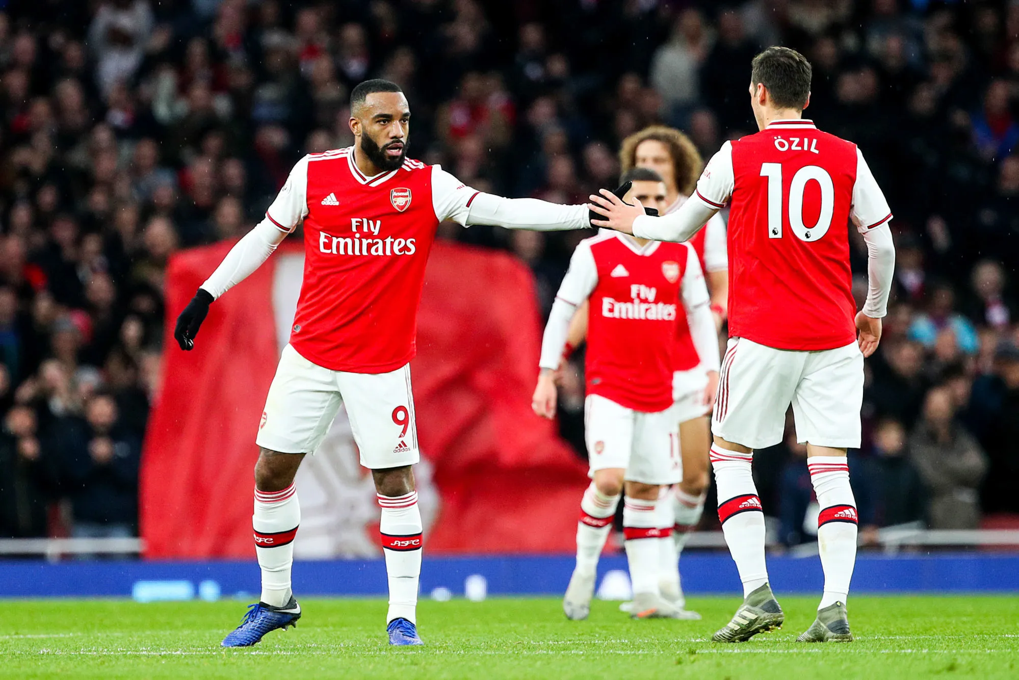 Liverpool et Leicester ne lâchent rien, Arsenal dit merci à Lacazette