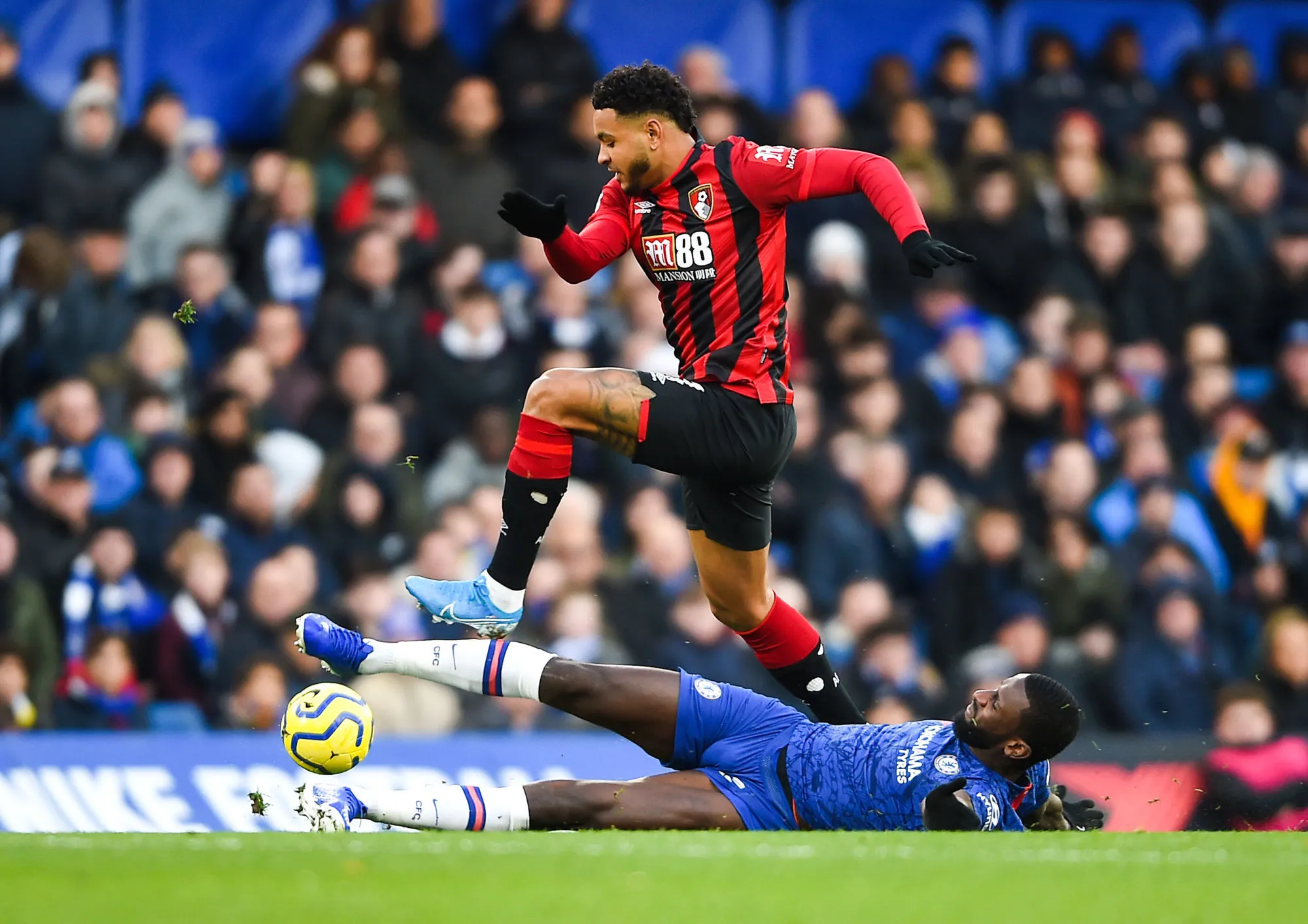 Bournemouth glace Chelsea, Leicester cale contre Norwich