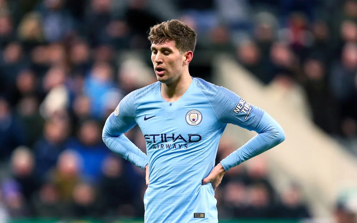 Un membre de la branche Mines-Énergie de la CGT éclate toutes les ampoules du logement de John Stones