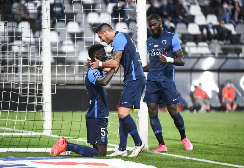 Paris toujours leader, Auxerre fait la tronche