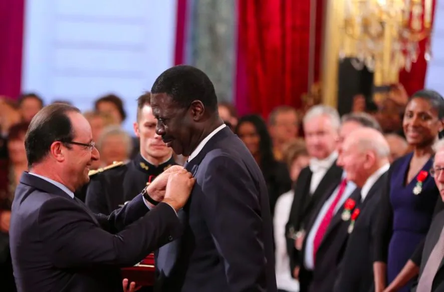 L&rsquo;hommage de François Hollande à Pape Diouf