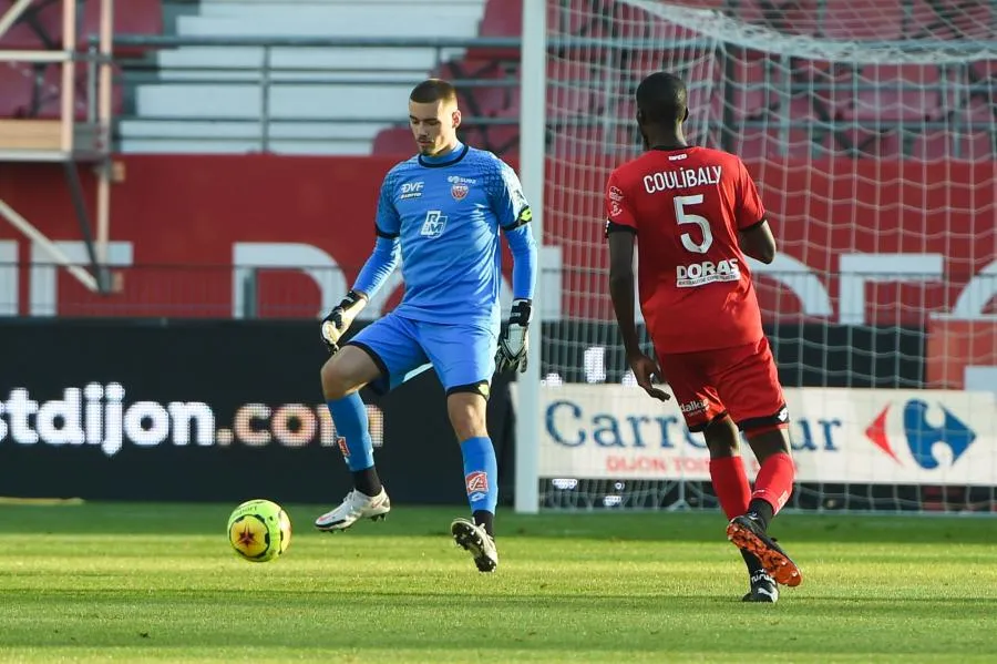 Toi le gardien de Ligue 1, arrête de te prendre pour Ederson