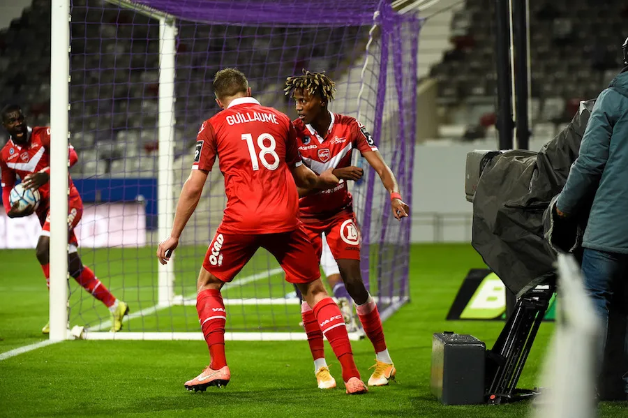 Valenciennes renverse Toulouse, le Paris FC toujours plus leader