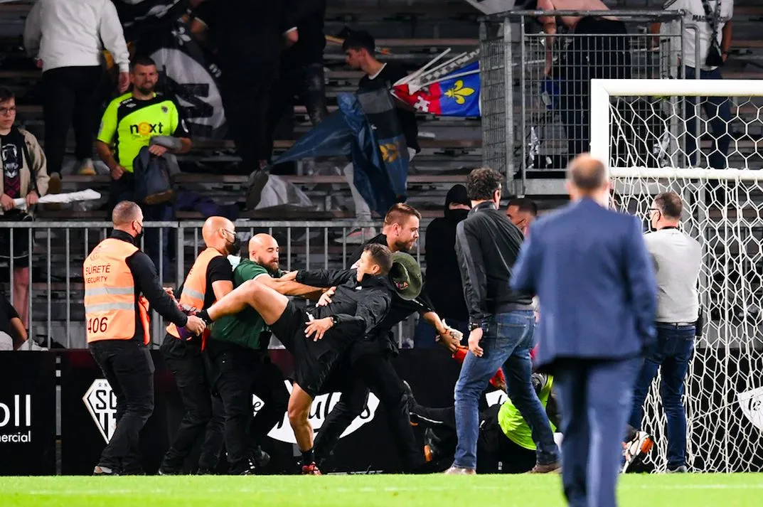 Violence dans les stades de Ligue 1 : un jour, une bagarre